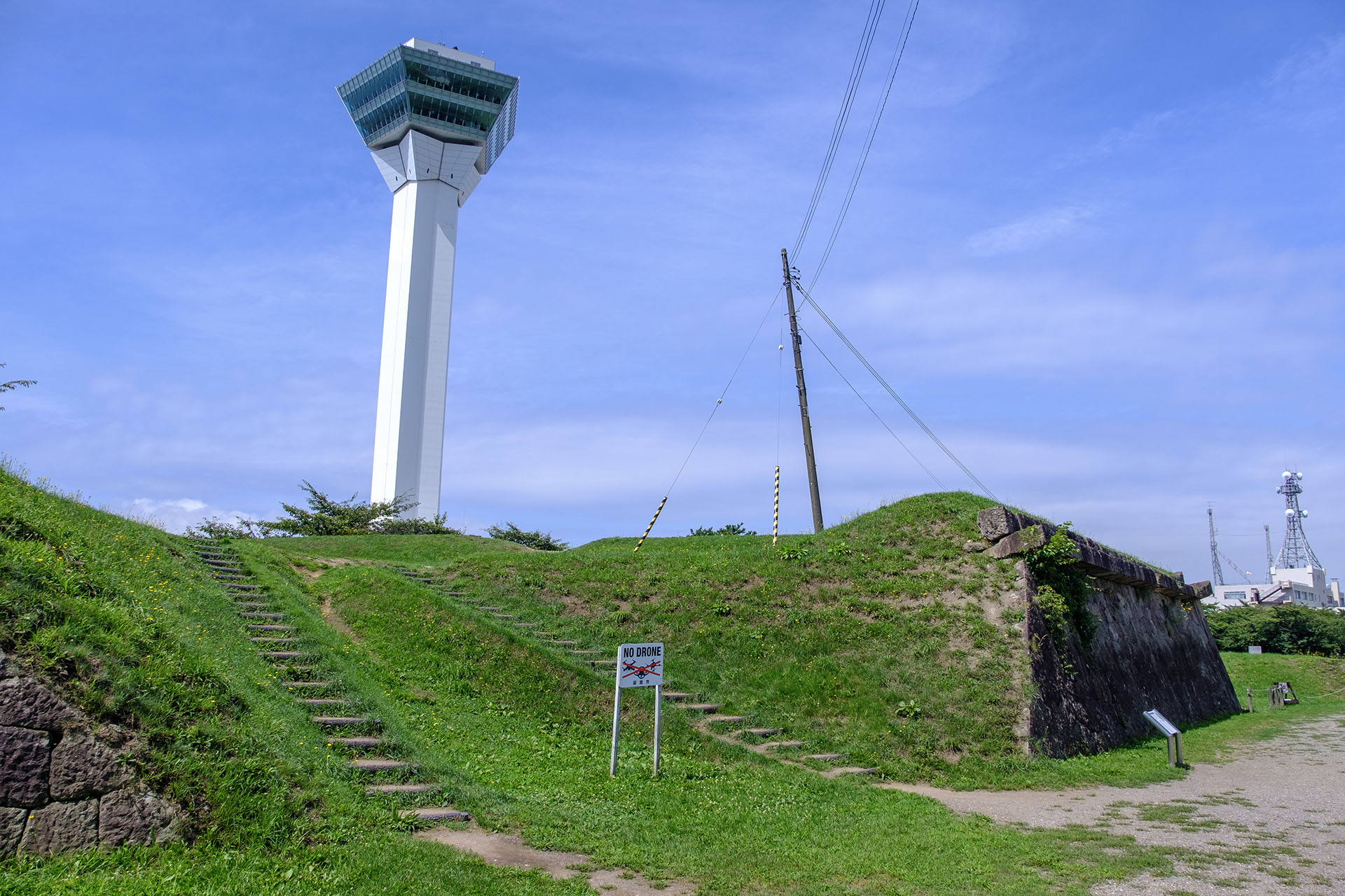 半月堡の土塁と五稜郭タワー (2024)