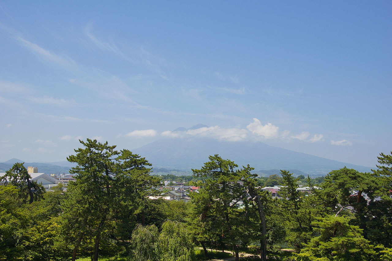本丸から岩木山 (2017)