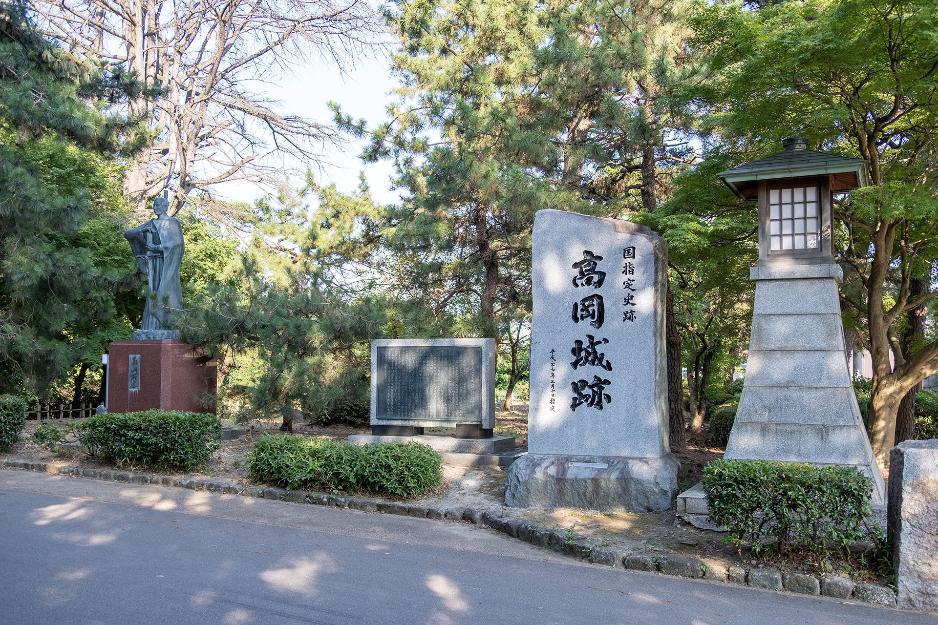 高岡城跡碑，高山又近像 (2025)