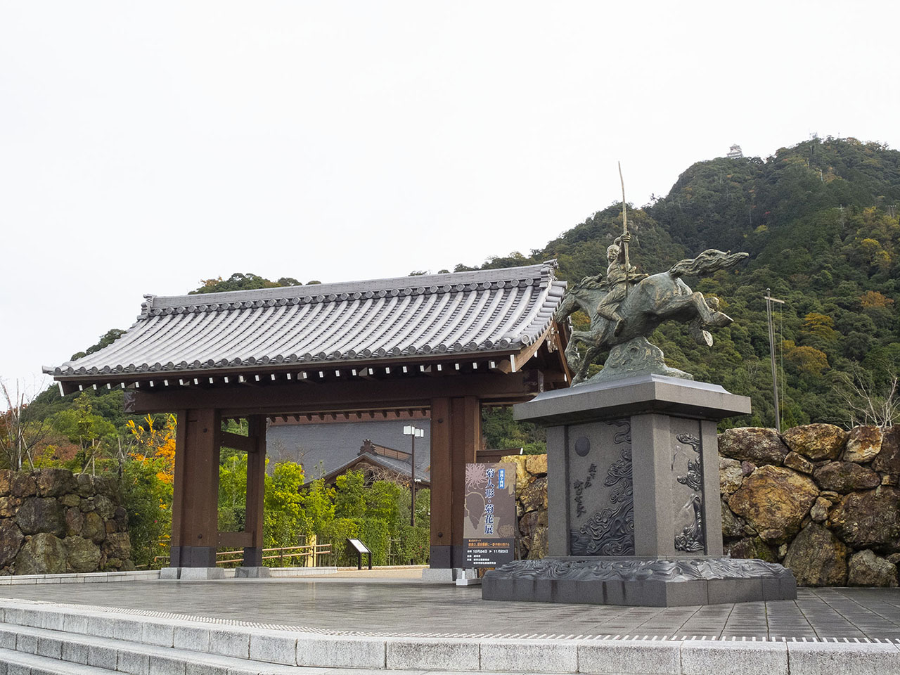 登山口と織田信長像 (2015)