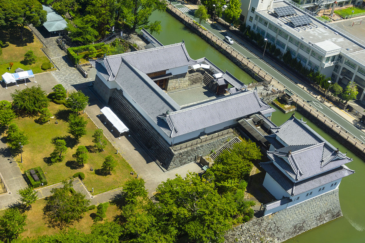 県庁展望台から見た巽櫓と東御門 (2019)