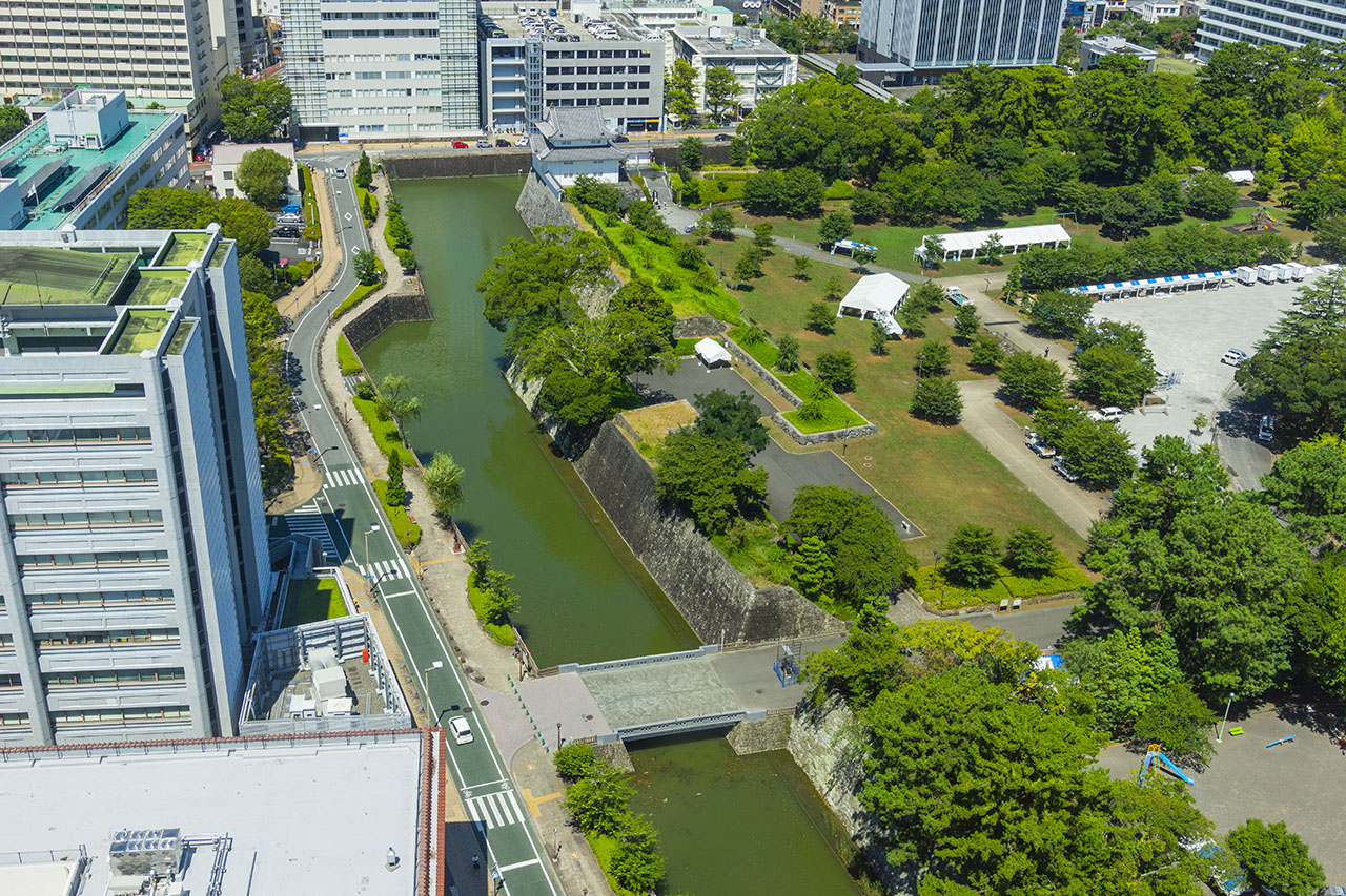 県庁(舊三，二丿丸位置)展望台から中堀，二丿丸橋，二丿丸御門跡，坤櫓 (2019)
