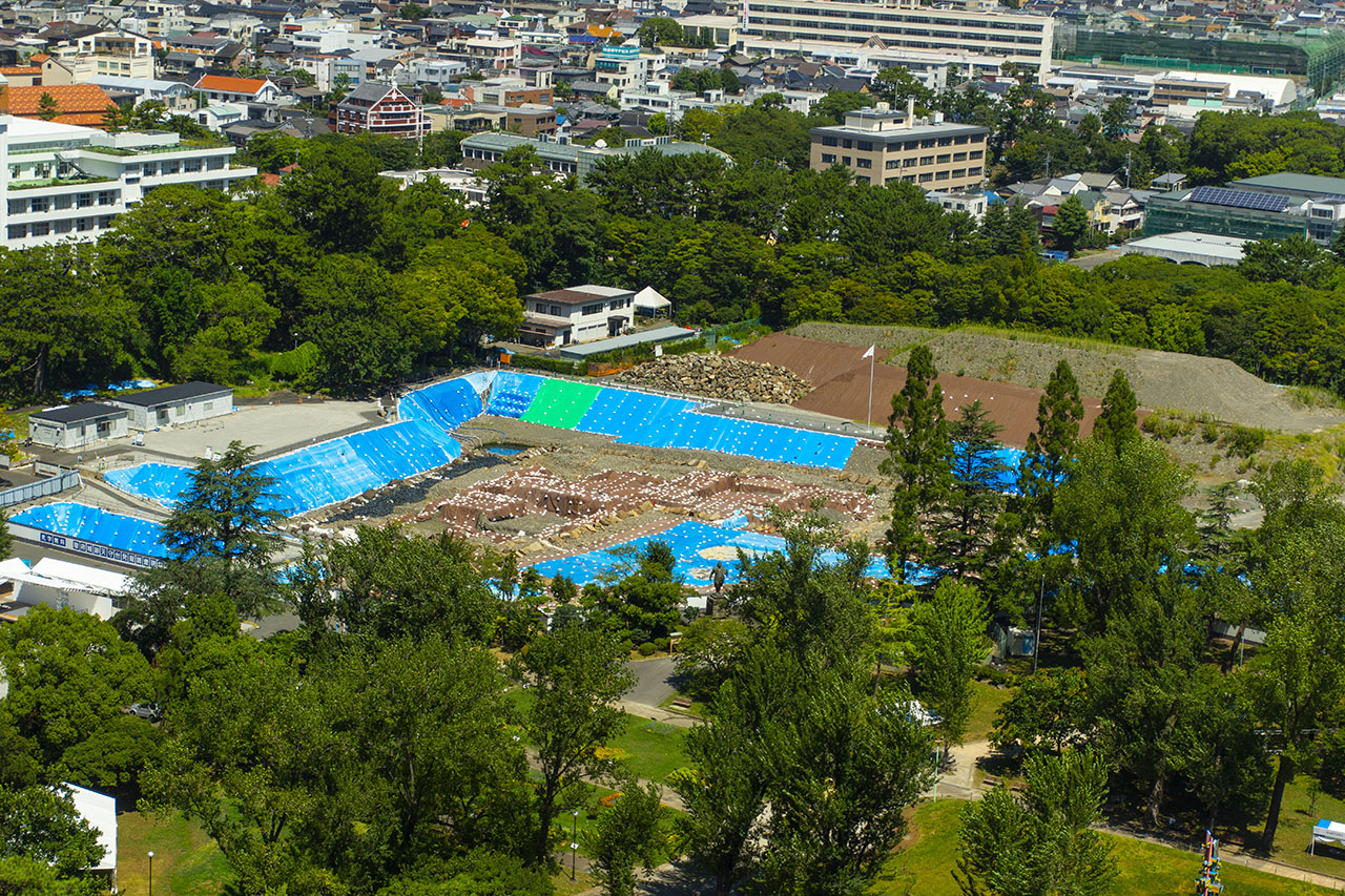 県庁(舊三，二丿丸位置)展望台から本丸天守跡發掘現埸 (2019) (2019)