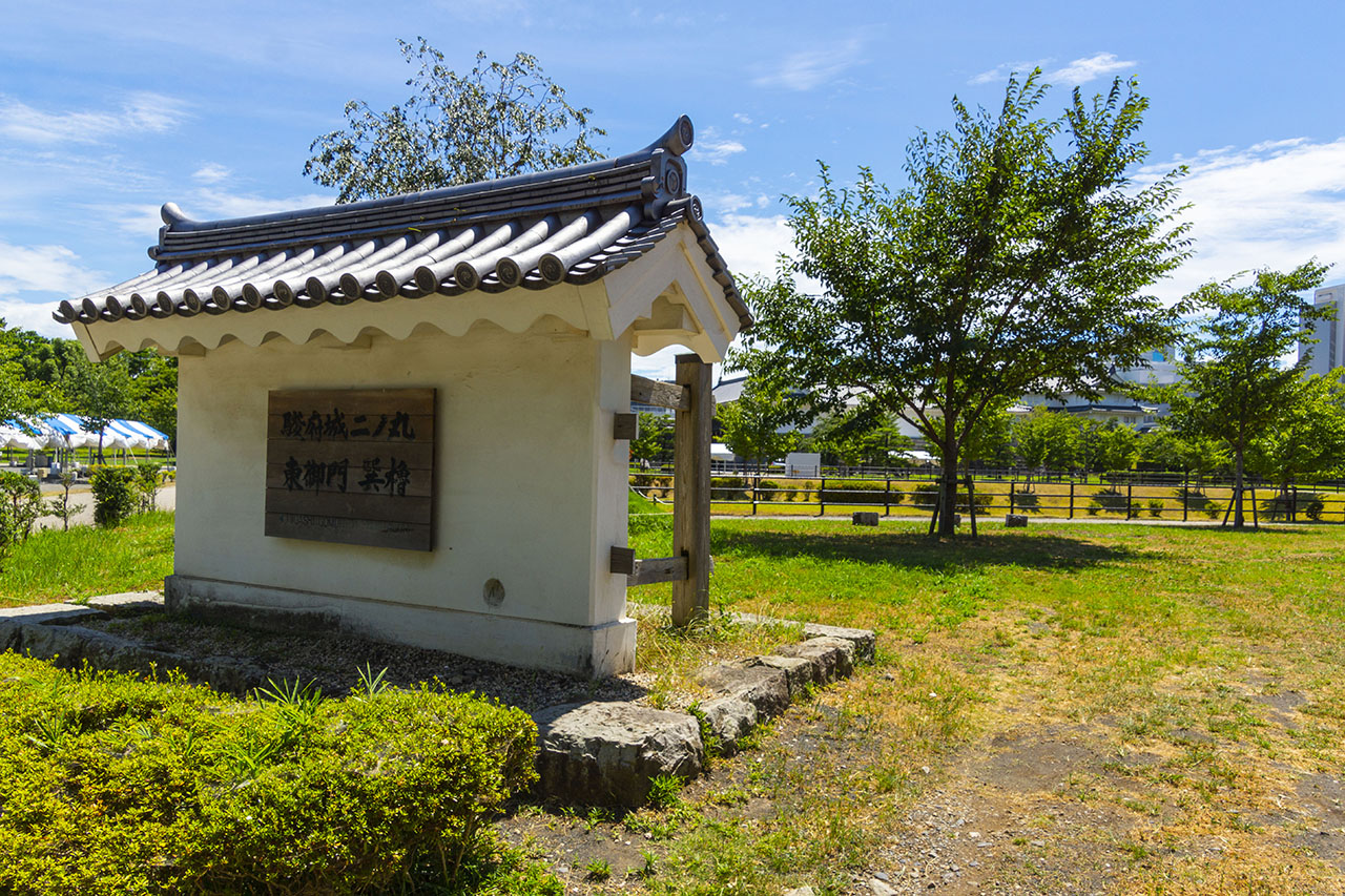 東御門，巽櫓木碑 (2019)
