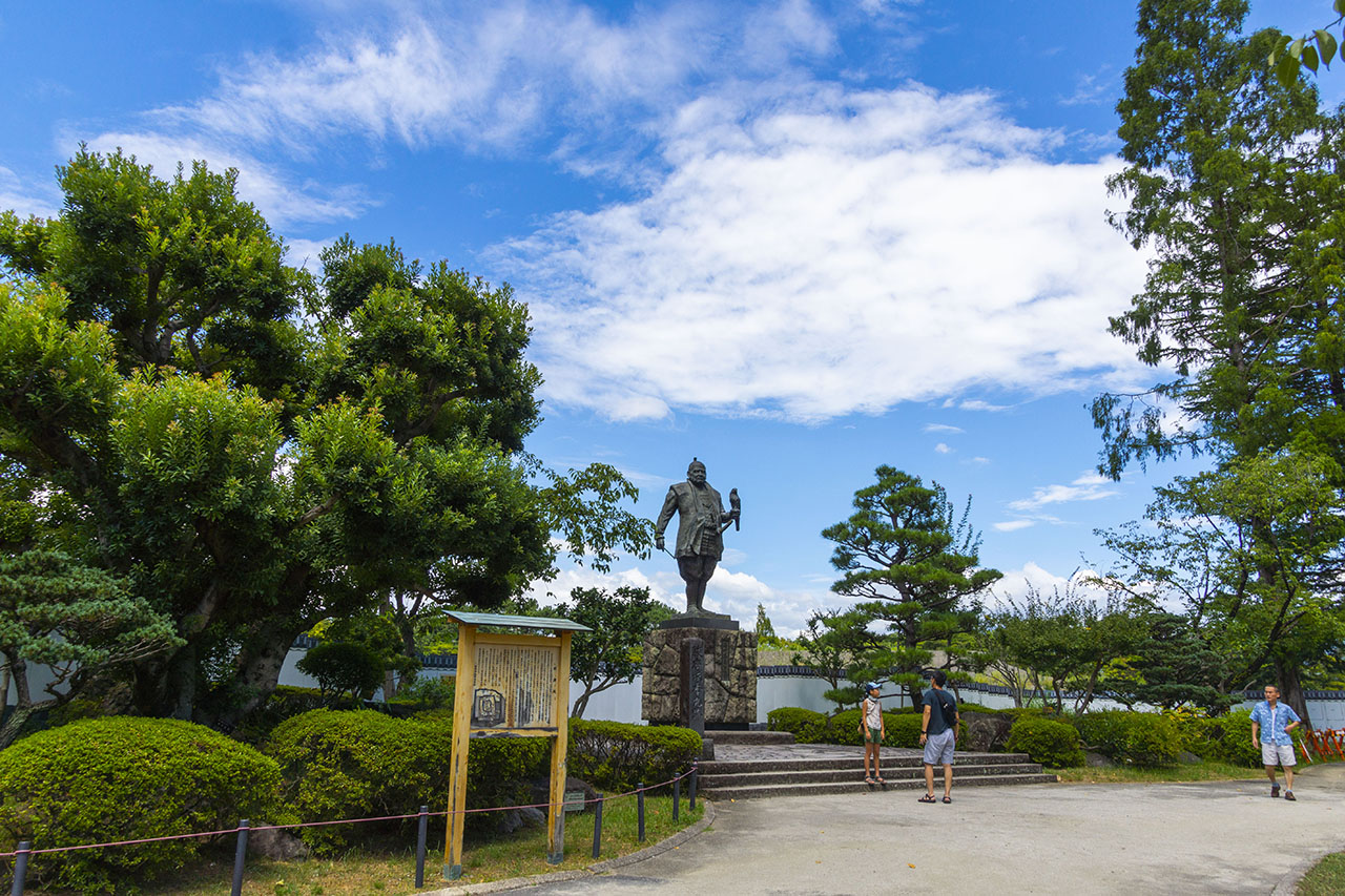 本丸跡，德川家康公像 (2019)