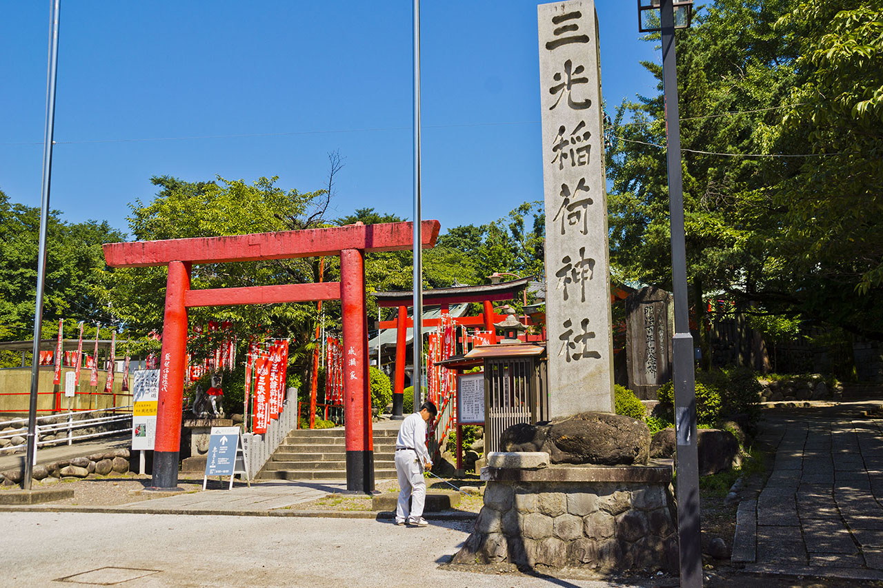 松の丸にある三光稲荷神社 (2012)