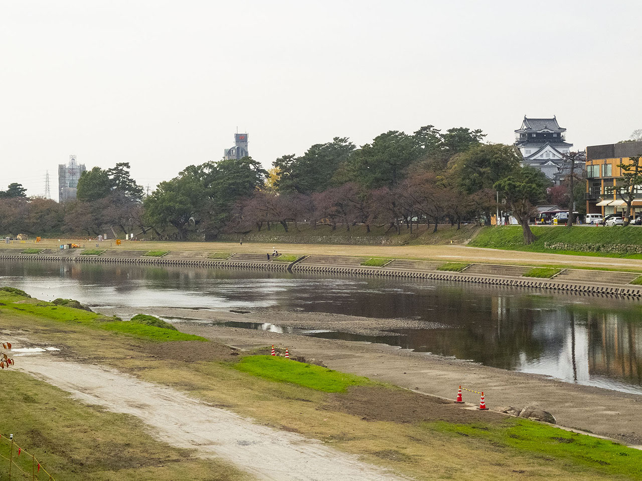 乙川から天守 (2015)