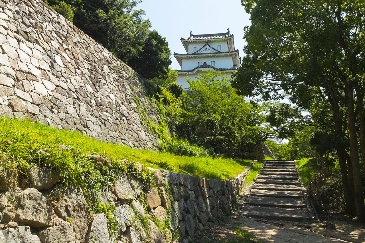 石垣と坤櫓 (2018)