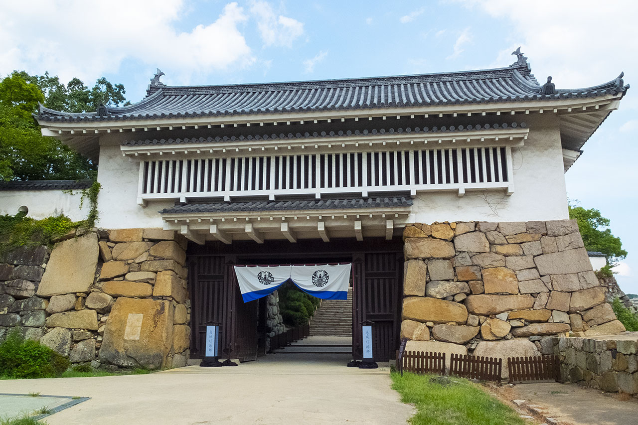不明門 (2018)