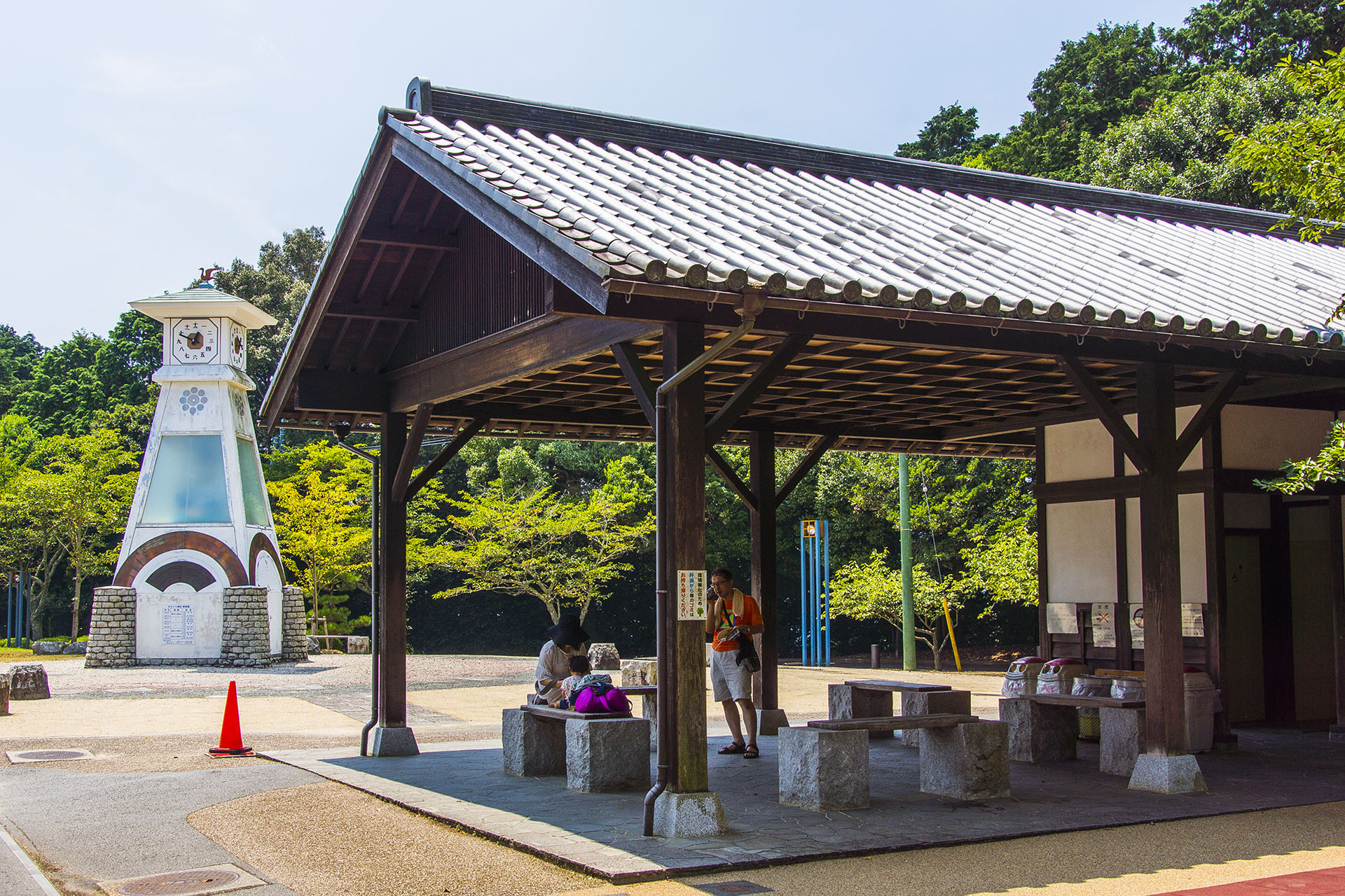 登山纜車山頂駅と城山からくり時計 (2016)