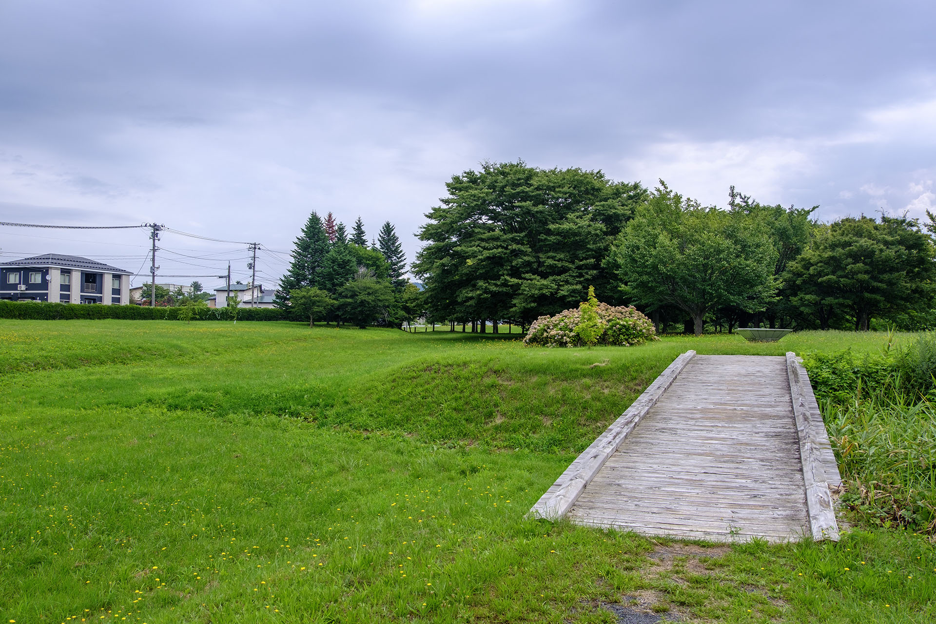 中土塁と東舘をつなぐ橋 (2024)