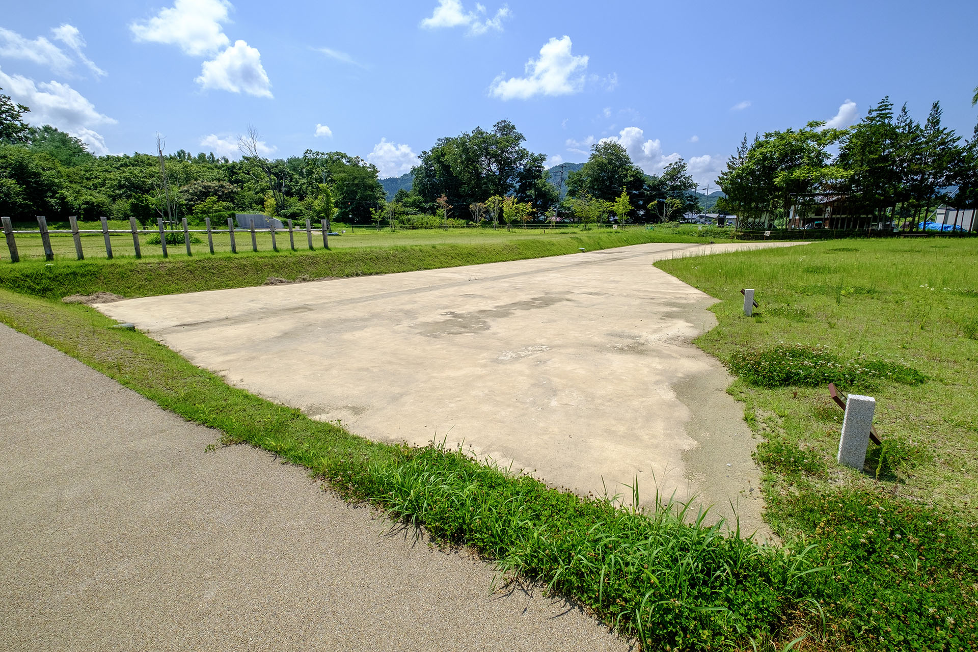 二の丸東側の堀跡 (2024)