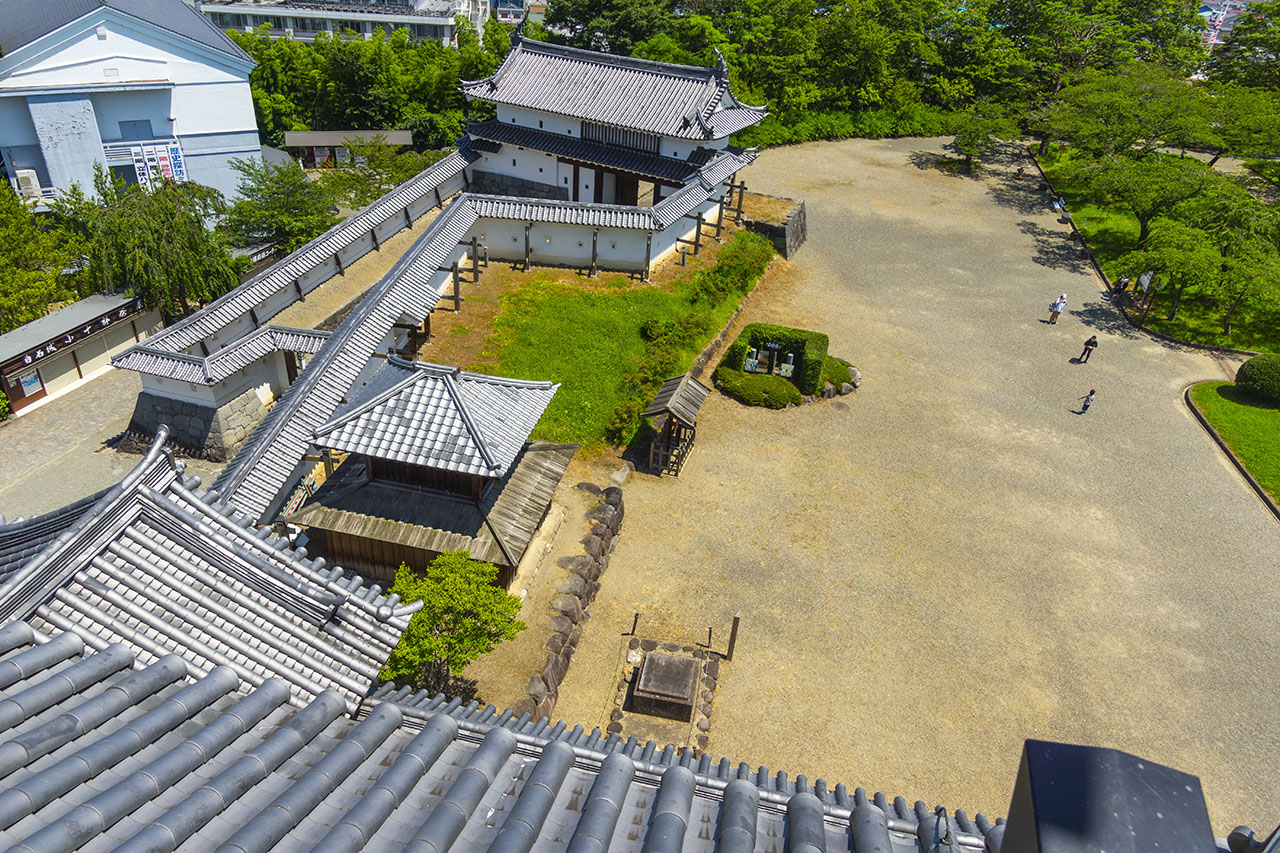 大櫓（天守）から見る変形枡形虎口 (2019)