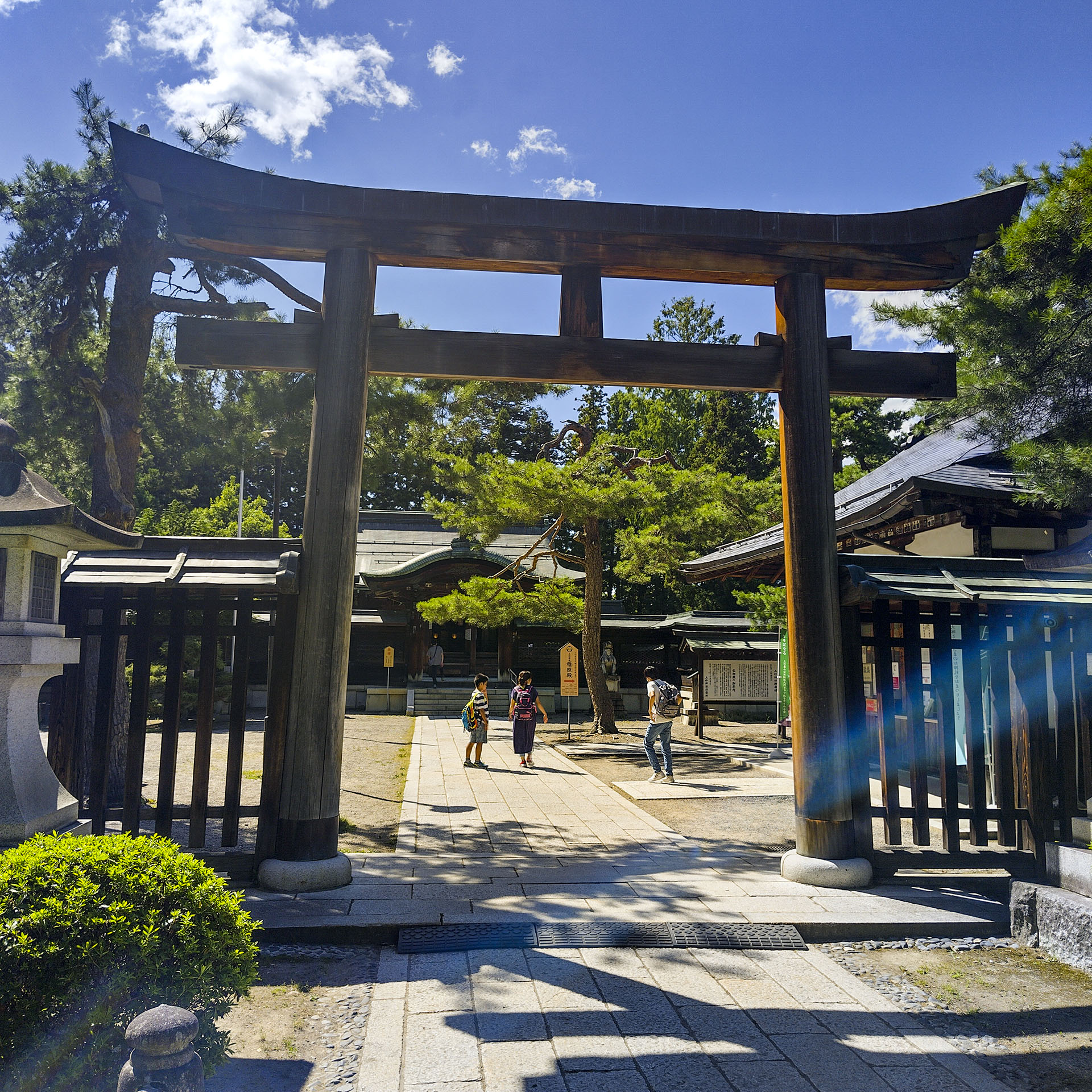 上杉神社二ノ鳥居 (2023)