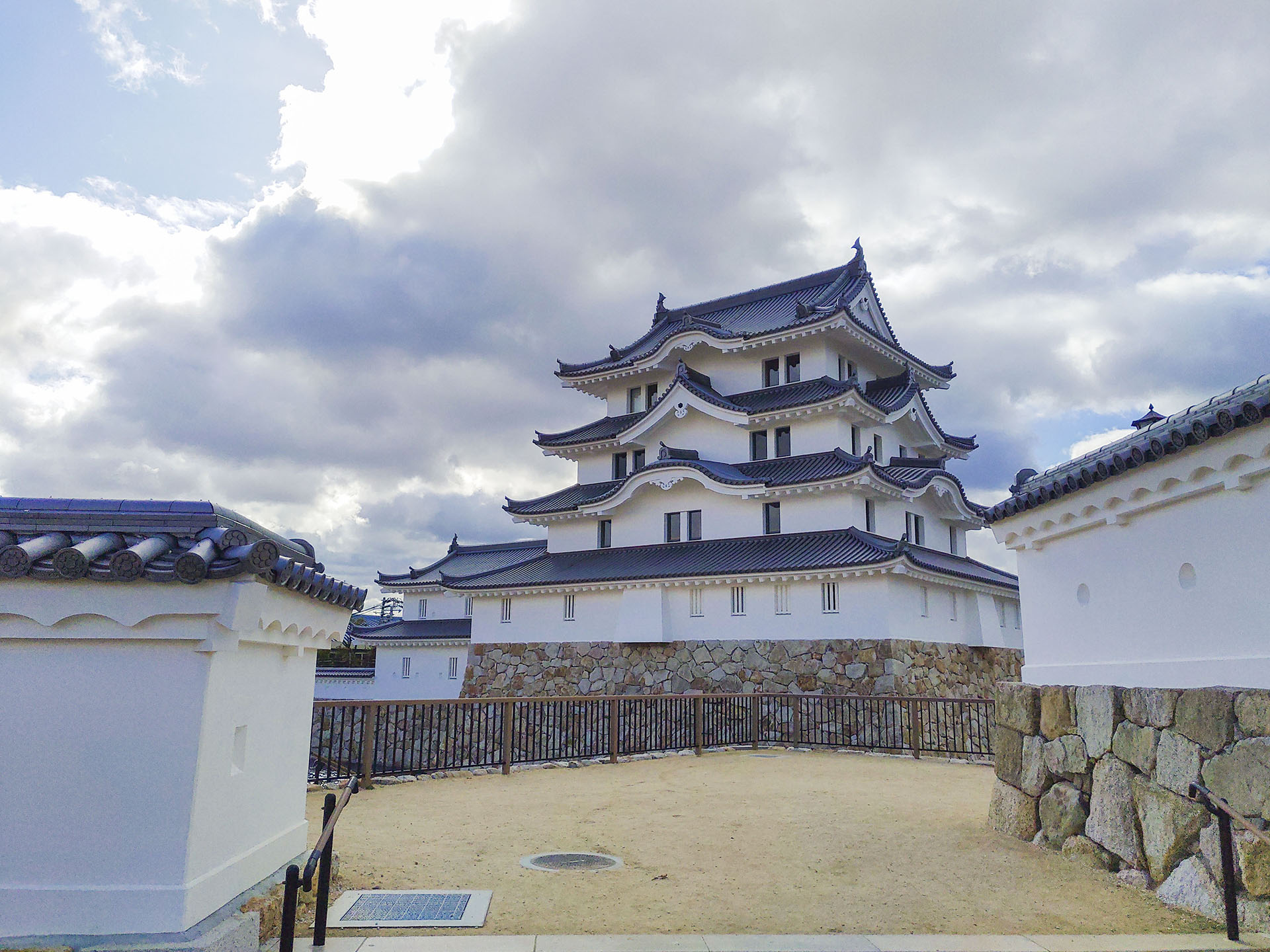 尼崎城 天守（土塀の間から） (2020)