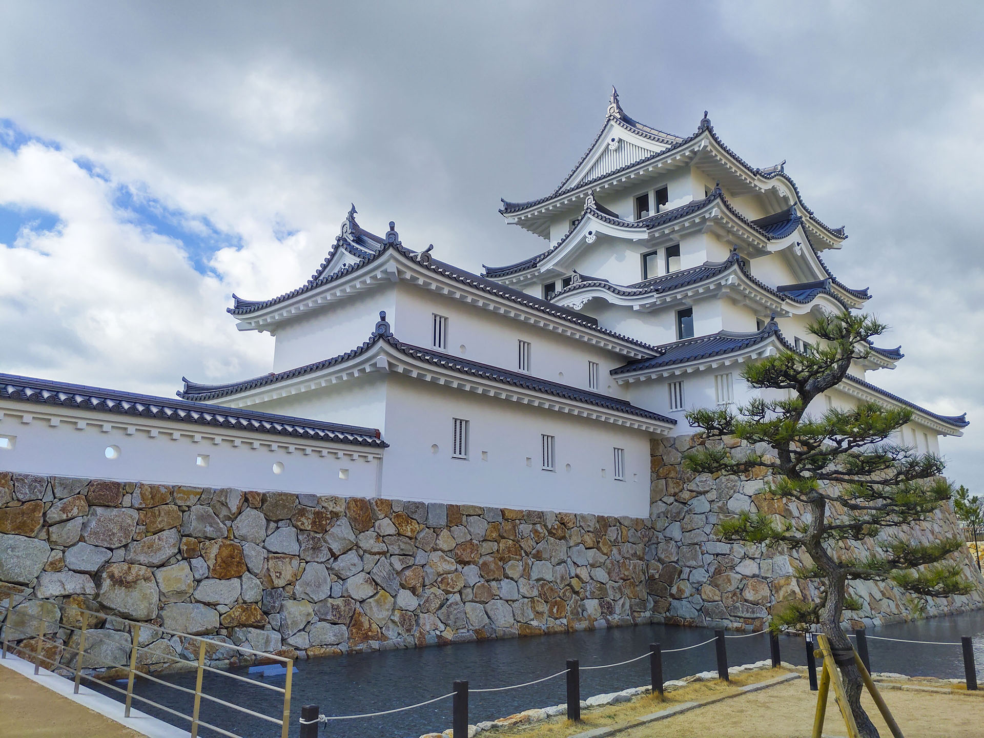 尼崎城 天守近くの堀端から (2020)