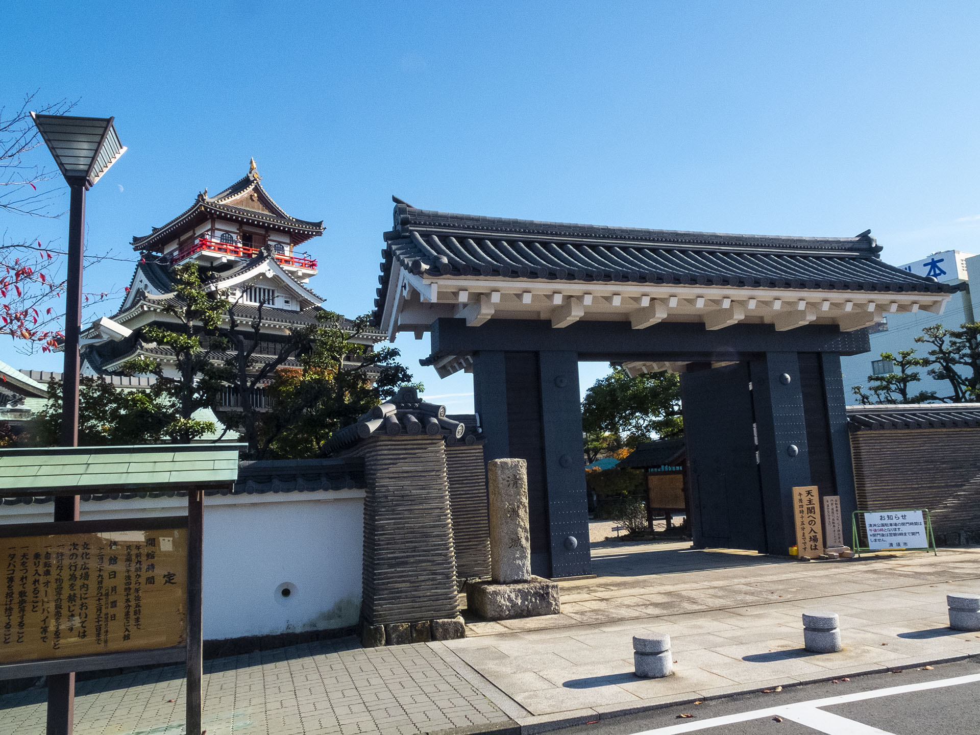 城碑と入口 (2015)