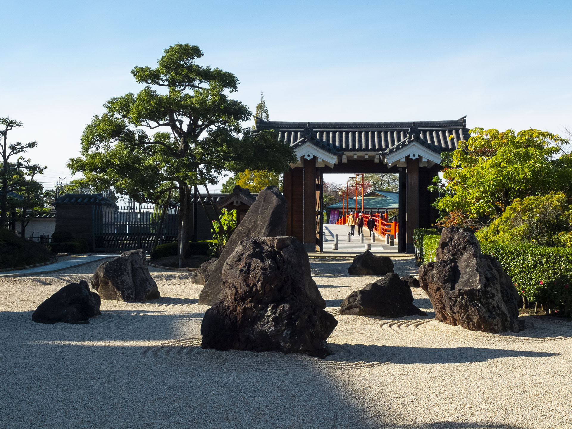 庭園と大手門 (2015)